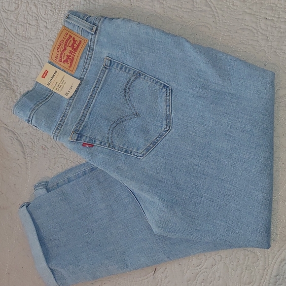 Levi's Denim - Levis boyfriend 33/27 mid rise NWT